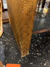 Lade das Bild in den Galerie-Viewer, T. Bahama Style Table