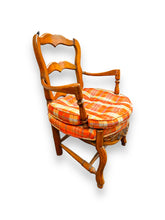 Cargar imagen en el visor de la galería, Wood Chair with Plaid Cushion - DeFrenS
