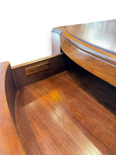 Cargar imagen en el visor de la galería, Thomasville Side Drum Table - DeFrenS