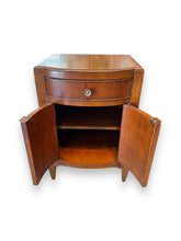 Cargar imagen en el visor de la galería, Thomasville Side Drum Table - DeFrenS