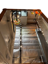 Carica l'immagine nel visualizzatore di Gallery, Mirrored Coffee Table w/ Feet
