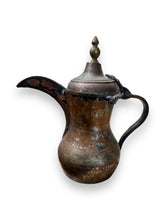 Lade das Bild in den Galerie-Viewer, Copper Dallah Pot
