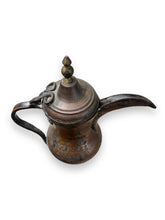 Lade das Bild in den Galerie-Viewer, Copper Dallah Pot
