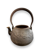 Lade das Bild in den Galerie-Viewer, Japanese Iron Tetsubin
