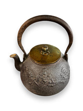 Lade das Bild in den Galerie-Viewer, Japanese Iron Tetsubin
