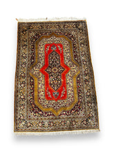 Lade das Bild in den Galerie-Viewer, Ghom Silk Rug - DeFrenS
