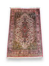 Lade das Bild in den Galerie-Viewer, Ghom Silk Rug - DeFrenS
