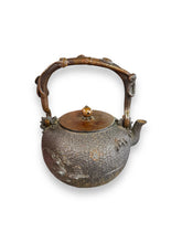 Cargar imagen en el visor de la galería, Japanese Tetsubin w/Vine Handle - DeFrenS
