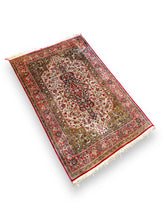 Lade das Bild in den Galerie-Viewer, Ghom Silk Rug - DeFrenS
