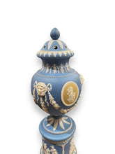 Carica l&#39;immagine nel visualizzatore di Gallery, Wedgewood Tall Urn
