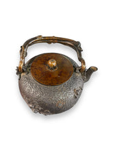 Cargar imagen en el visor de la galería, Japanese Tetsubin w/Vine Handle - DeFrenS
