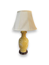 Cargar imagen en el visor de la galería, Lamp with Yellow Base - DeFrenS
