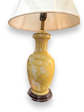 Cargar imagen en el visor de la galería, Lamp with Yellow Base - DeFrenS
