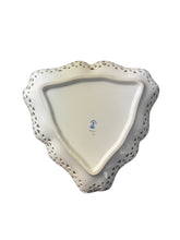 Carica l&#39;immagine nel visualizzatore di Gallery, Large Triangle Bird  Dish - DeFrenS
