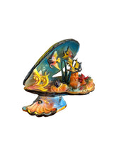 Lade das Bild in den Galerie-Viewer, Clamshell Underwater Diorama Figurine
