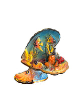 Lade das Bild in den Galerie-Viewer, Clamshell Underwater Diorama Figurine
