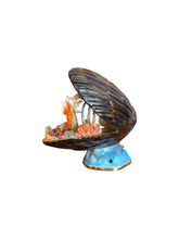 Lade das Bild in den Galerie-Viewer, Clamshell Underwater Diorama Figurine
