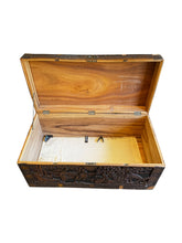 Lade das Bild in den Galerie-Viewer, Chinese Wood Trunk
