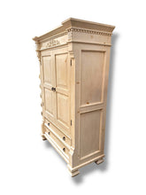 Lade das Bild in den Galerie-Viewer, White Armoire - DeFrenS
