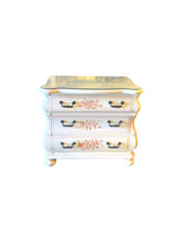 Lade das Bild in den Galerie-Viewer, Heckman Floral Painted Dresser
