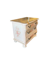 Lade das Bild in den Galerie-Viewer, Heckman Floral Painted Dresser
