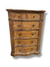 Carica l'immagine nel visualizzatore di Gallery, Hooker Gentleman's Chest - DeFrenS
