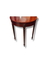 Lade das Bild in den Galerie-Viewer, Bombay Halfway Table - DeFrenS
