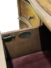 Carica l'immagine nel visualizzatore di Gallery, Hooker Bedroom Dresser - DeFrenS

